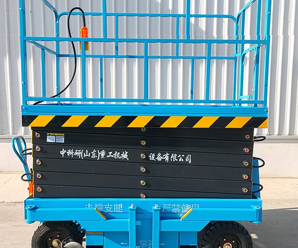 胡杨河自行走升降机